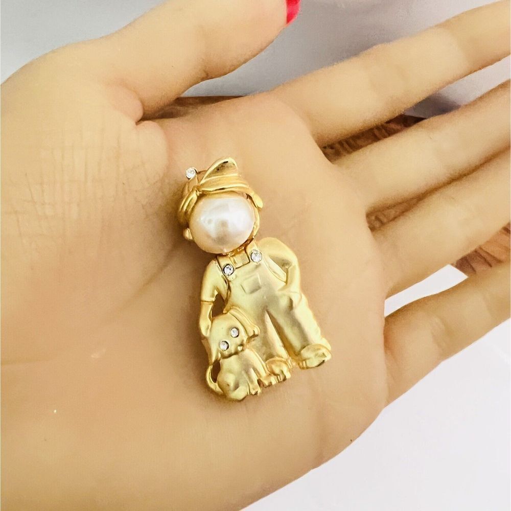 Vintage Brooch Boy Cap Dog Puppy Brushed Gold Tone Pearl Head Rhinestones 1208 - Picture 4 of 8